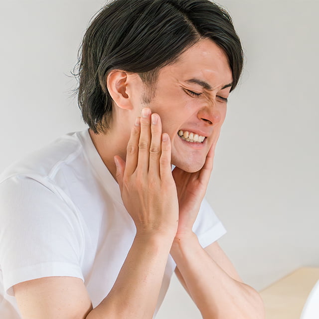 口の中を痛がっている男性