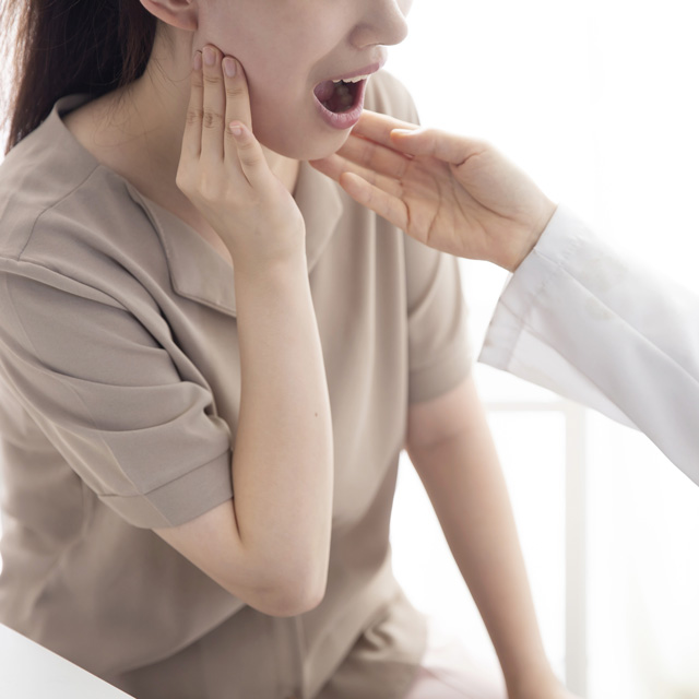 口が開かない女性