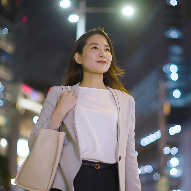帰宅中の女性